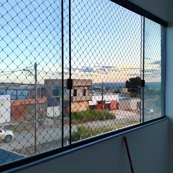 Janela de vidro com tela de proteção preta instalada