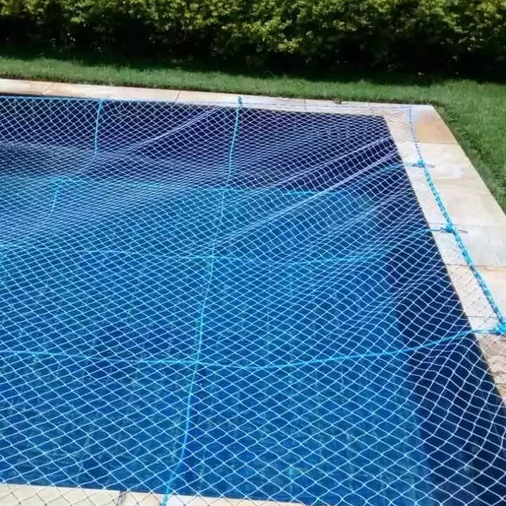 Rede de proteção sobre piscina