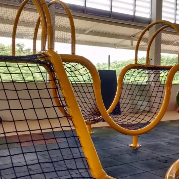 Playground com rede de proteção em escola