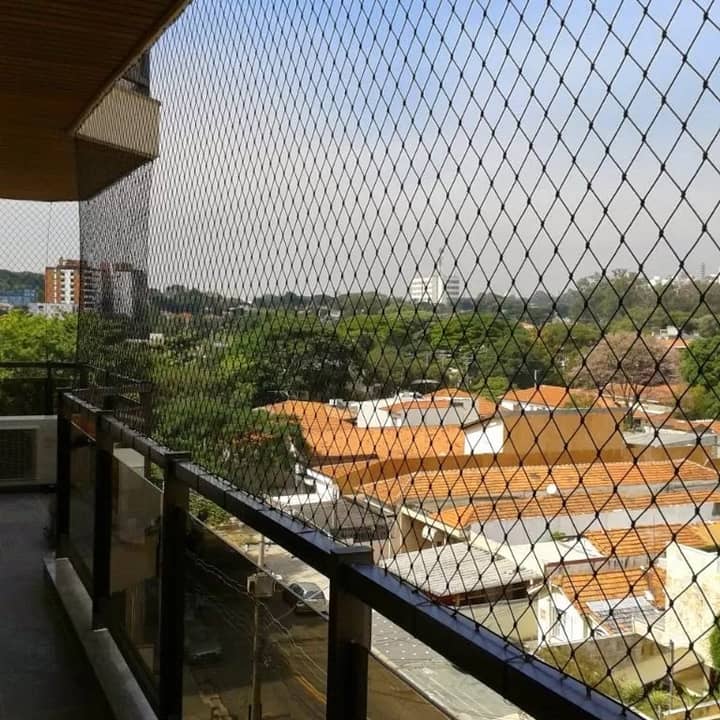 Varanda protegida com vista para telhados